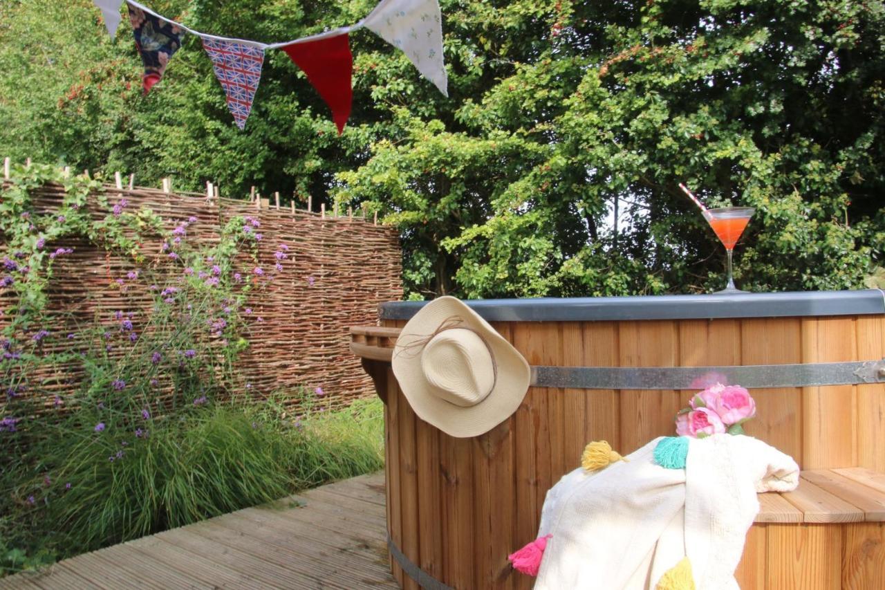 Stamford Meadows Glamping With Private Hot Tubs Hotel Bagian luar foto
